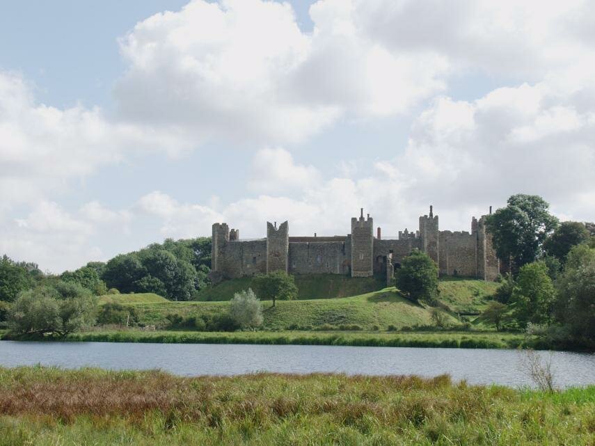 Castles - Picture of Framlingham Castle from across Framlingham Mere