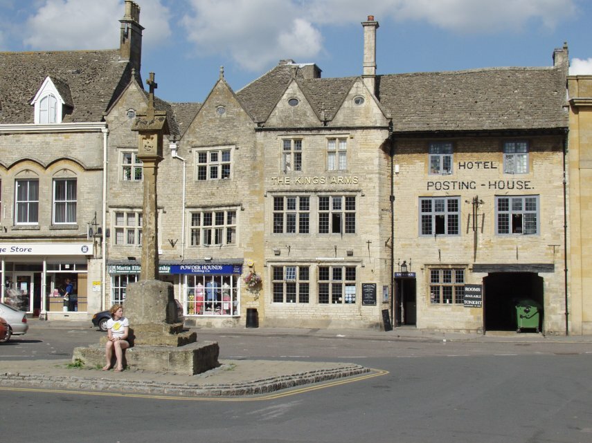Market Cross and the 16th century Kings Arms, Stow-on-the-Wold, Gloucestershire, England